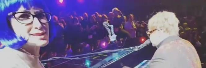 Elton John colpito da una collana durante un concerto