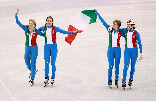 Olimpiadi Invernali 2018: la staffetta femminile di short track regala l'argento all'Italia (video)