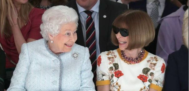 La Regina Elisabetta II ad una sfilata della London Fashion Week