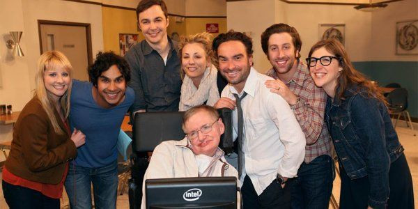 Il cast di The Big Bang Theory rende omaggio a  Stephen Hawking