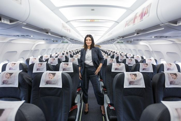 Laura Pausini presenta il suo album "Fatti Sentire" su un volo Linate-Roma