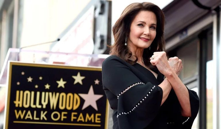 Lynda Carter riceve una stella sulla Hollywood Walk of Fame