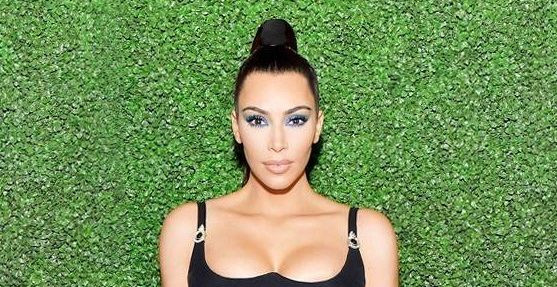 Kim Kardashian promuove il suo profumo posando senza veli