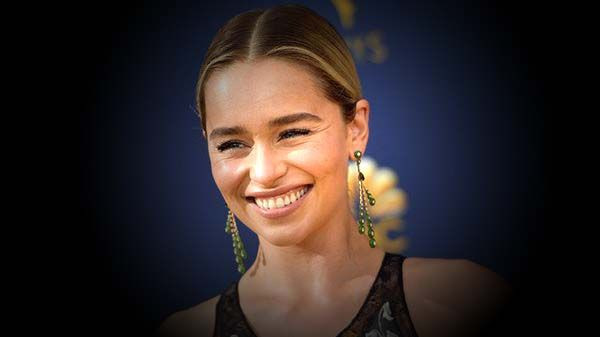 Emilia Clarke celebra Daenerys tatuandosi 3 draghi sul polso