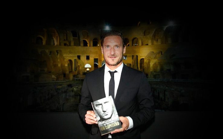 Totti festeggia il compleanno al Colosseo presentando la sua autobiografia