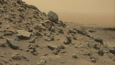 Marte: Il rover Curiosity ha scoperto un misterioso oggetto lucido