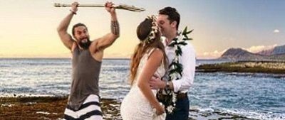 Jason Momoa col tridente di Aquaman photobomber nelle foto di un matrimonio
