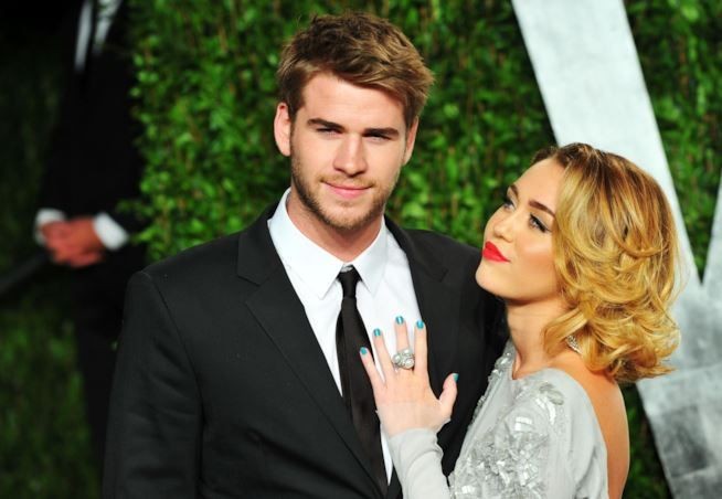 Miley Cyrus conferma il matrimonio con  Liam Hemsworth pubblicando foto delle nozze