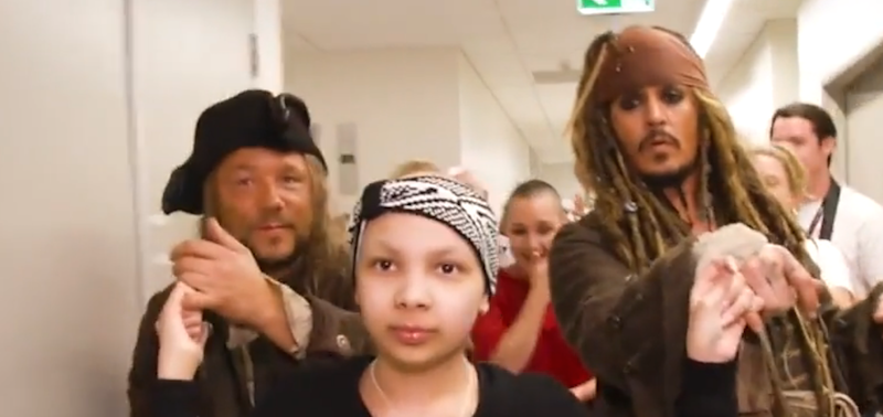 Johnny Depp vestito da Jack Sparrow visita bimbi malati dell'Institut Curie