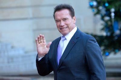 Arnold Schwarzenegger aggredito con un calcio alle spalle  (video)
