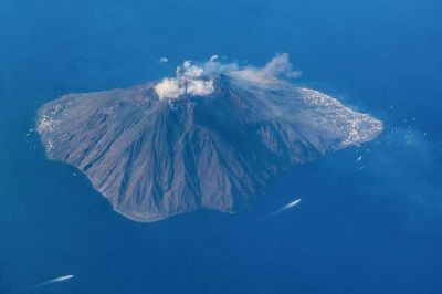Stromboli: violente esplosioni sul cratere, un morto e turisti in fuga