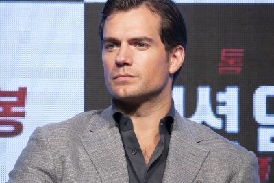 Henry Cavill si allena sulla spiaggia del Cilento (video)