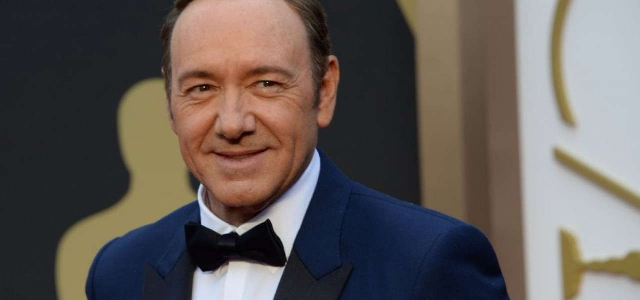 Kevin Spacey accusato di molestie sessuali si scusa e fa coming out